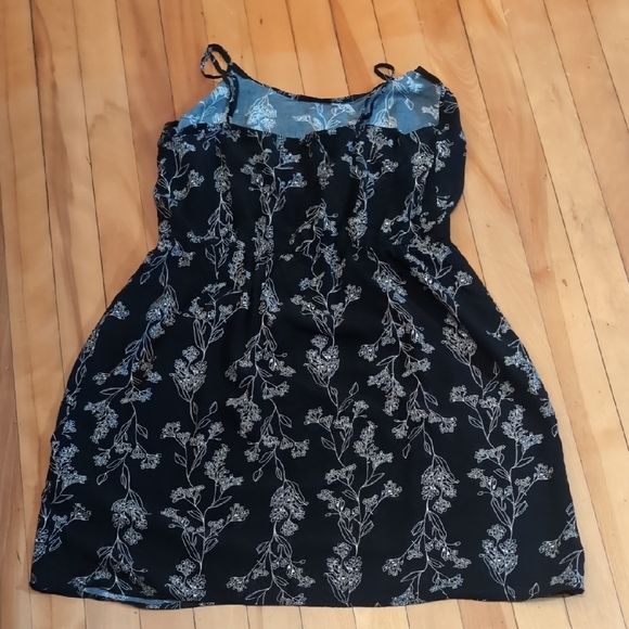 Chic Black Dress with Floral Design - Picture 8 of 9